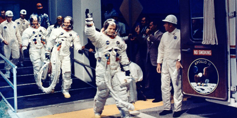 Neil Armstrong, Michael Collins e Edwin Aldrin in viaggio verso la rampa di lancio dell'Apollo 11