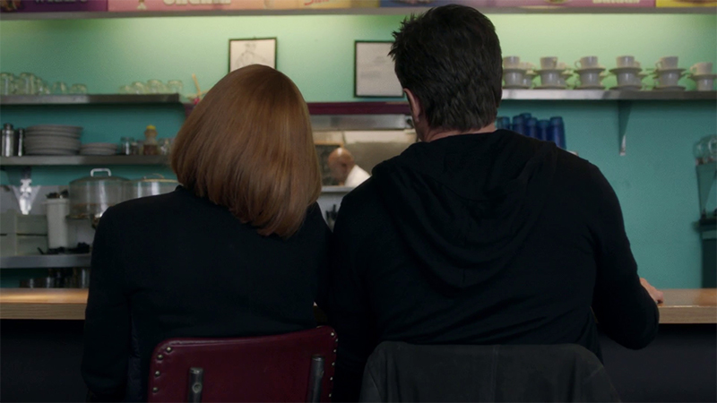 Mulder e Scully nella scena finale di Rm9sbg93zxjz